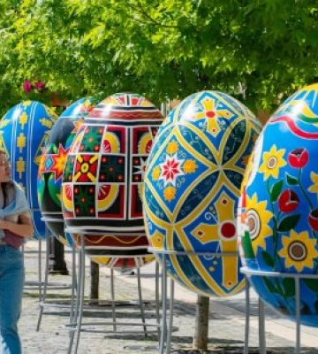 12 писанок до Великодня встановили на площі Шандора Петефі в обласному центрі
