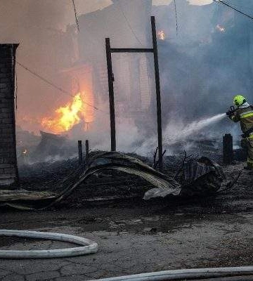 Пожежу на деревообробному підприємстві  у Миколаєві ліквідовано
