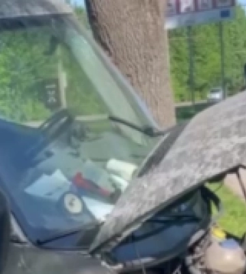 На Володимирській – аварія: авто в&#039;їхало в дерево