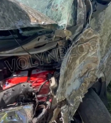 На Володимирській – аварія: авто в&#039;їхало в дерево