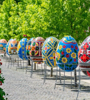 12 писанок до Великодня встановили на площі Шандора Петефі в обласному центрі