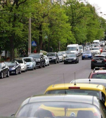 Паркування на тротуарах у Дніпрі: водіям розповіли, чи законно це 