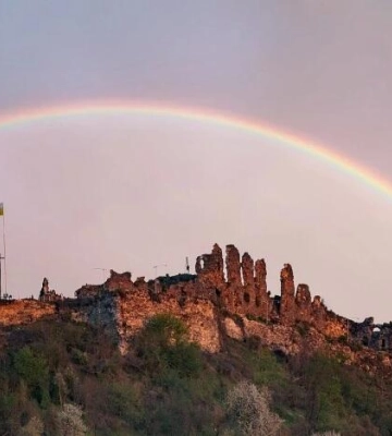 Зруйнований блискавкою та часом: історія й легенди занедбаного 900-річного Хустського замку
