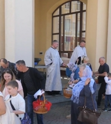 Христове Воскресіння: як лучани освячували великодні страви у соборі Святої Трійці (відео)