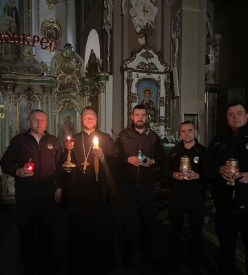 Благодатний вогонь прибув до Львова - ФОТО
