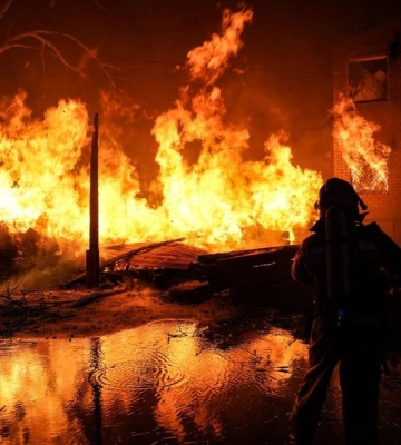 В Миколаєві вогнеборці ліквідували масштабну пожежу на деревообробному підприємстві