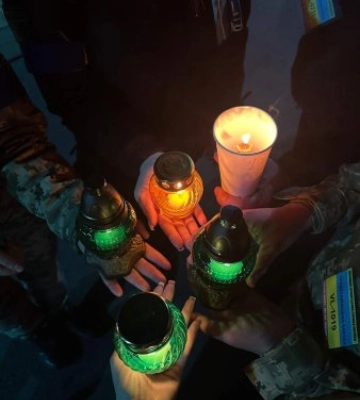 У великодню ніч в Україну привезли Благодатний вогонь