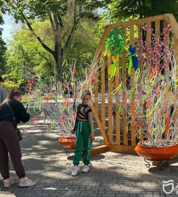У парках та скверах Дніпра на Великдень встановили тематичні фотозони