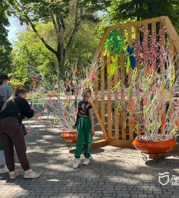 У парках та скверах Дніпра на Великдень встановили тематичні фотозони