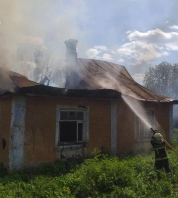 На Рівненщині рятувальники ліквідували пожежу неексплуатуючого житлового будинку