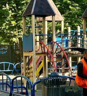 У парках та скверах Дніпра на Великдень встановили тематичні фотозони