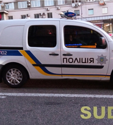 У Києві легковик проїхав на червоне світло та потрапив на «хвіст» поліції: відео