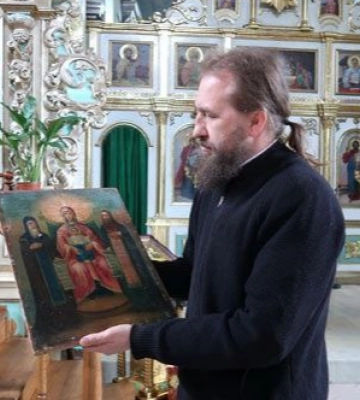 Боєць-штурмовик врятував з-під Авдіївки ікони і привіз їх у монастир на Волині