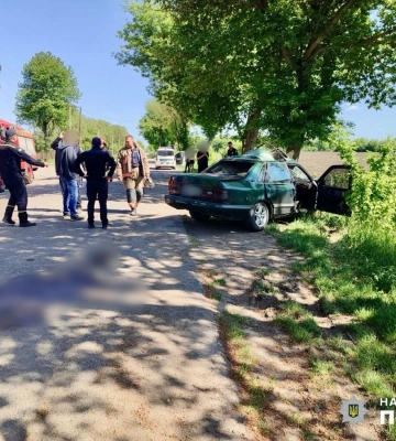 В Одесской области авто влетело в дерево: водитель погиб, пассажир был госпитализирован. Фото