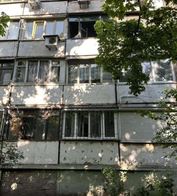 Комунальники Дніпра вже закривають плівкою вибиті вікна у багатоквартирних будинках, що постраждали внаслідок нічної атаки