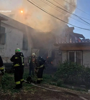 В Днепре загорелся дом с 2 людьми внутри