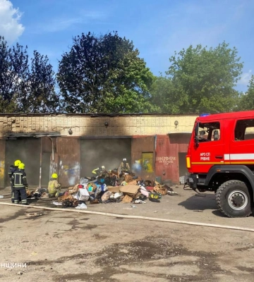 У Рівному горіли гаражі