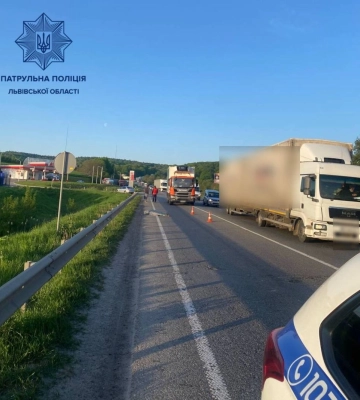 Вантажівка збила пішохода на трасі Київ-Чоп під Львовом: рух ускладнено