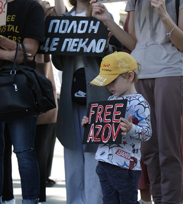 У трьох українських містах пройшли акції на підтримку полонених захисників Маріуполя