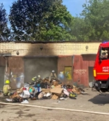У Рівному горіло побутове сміття: вогонь перекинувся на гаражі