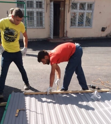 Конфлікт під ТЦК у Виноградові: роми визнали, що діяли агресивно та полагодили пошкоджені паркан і ворота. ФОТО