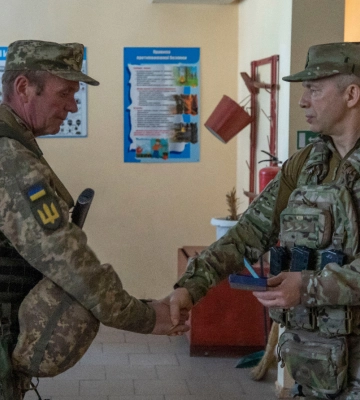 Сирський нагородив воїна з Дубенщини, який тримає оборону Часового Яру