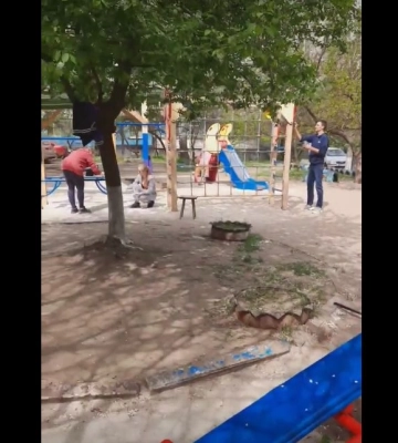 У Дніпрі жителі власноруч привели до ладу дитячий майданчик