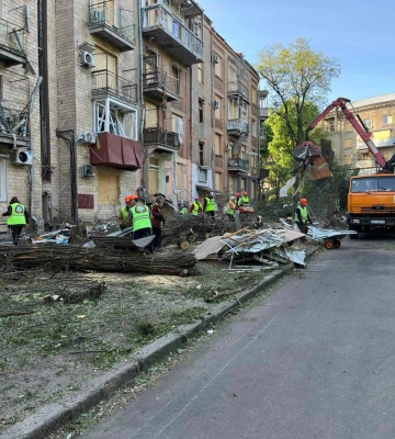 У Харкові усувають наслідки “прильоту” по центру 