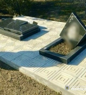 Житель Одеського району може сісти на сім років за наругу над могилами