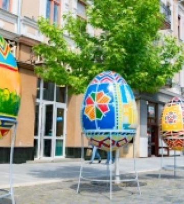12 писанок до Великодня прикрасили площу Шандора Петефі в Ужгороді