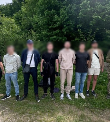 На Закарпатті затримали групу "мандрівників", які заплатили за "турпохід" $48 000