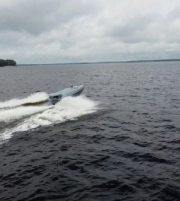 Морський дрон ГУР уразив швидкісний катер росіян у Криму