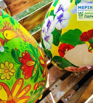 З Черкаського скверу прибрали великодню інсталяцію через вандалізм (ФОТО)