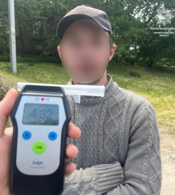 Керманич з перевищеним у 22 рази вмістом алкоголю у крові наїхав на електроопору