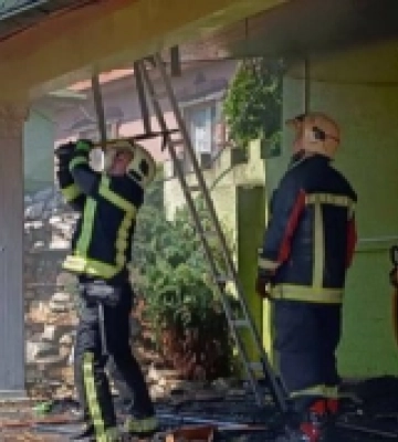 Берегівські вогнеборці загасили пожежу в альтанці