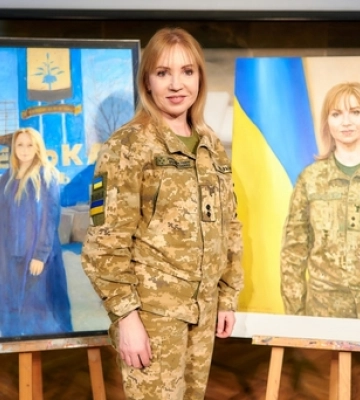 Фельдшерка-захисниця Маріуполя з Луцька стала героїнею картини, яку побачать в Нью-Йорку та Парижі (Фото)