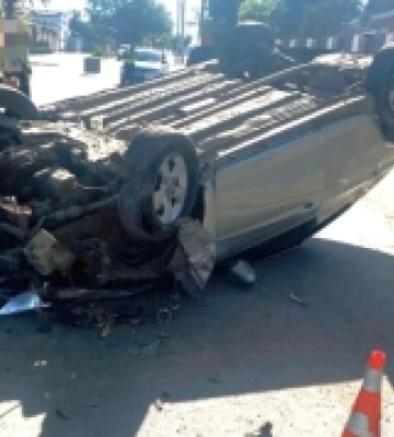 Одещина: в Ізмаїлі автівка не розминулася з деревом та перекинулась: пасажирку ушпиталили