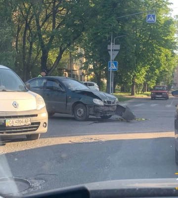 У Черкасах на перехресті водій “Audi” в’їхав у інше авто