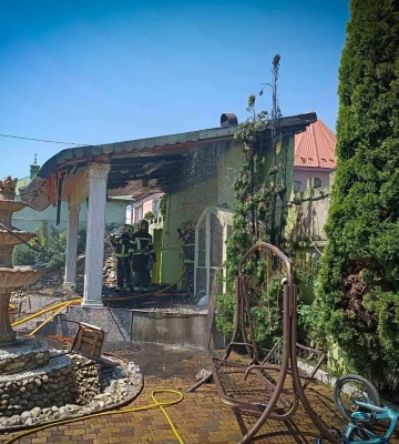 Берегівські вогнеборці загасили пожежу в альтанці