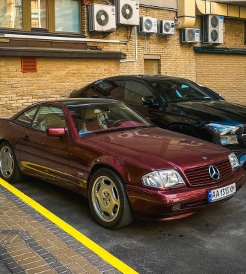 Высокотехнологичный флагман: в Киеве заметили раритетный спорткар Mercedes 90-х 