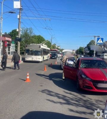 На Киевщине водитель Dodge сбил мужчину и женщину на пешеходном переходе: пострадавших госпитализировали
