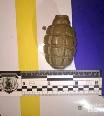 На Ужгородщині поліція затримала зловмисника, який йшов містом з гранатою в руках