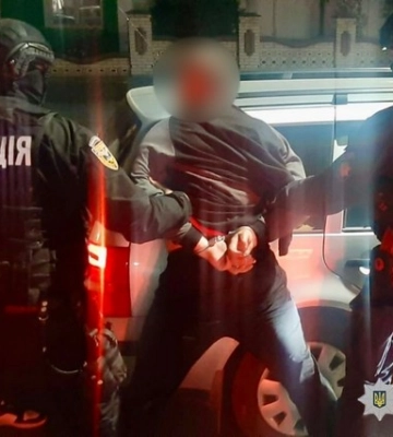 $8 тисяч за перетин кордону: Житомирська поліція викрила керівника благодійного фонду та двох спільників