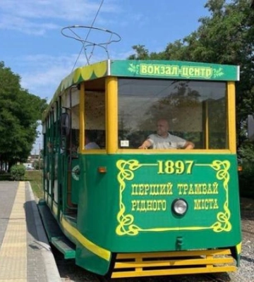 Курсуватиме екскурсійним маршрутом: у Дніпрі запрацював  ретротрамвай