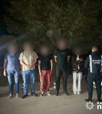8 тисяч доларів за перетин кордону: Житомирська поліція викрила керівника благодійного фонду та двох спільників