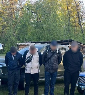 Неповнолітні особи займалися незаконним переправленням людей через кордон
