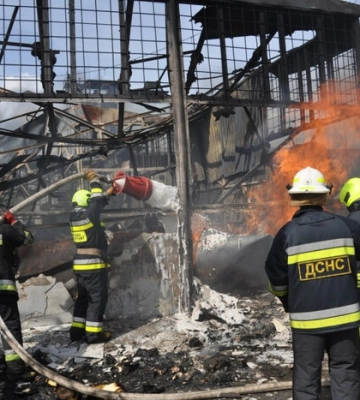 Є загиблий. Що відомо про пожежу на заводі із хімікатами у Кропивницькому