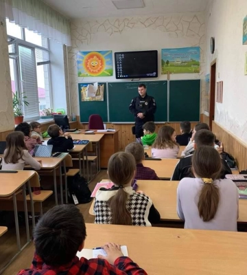 Офіцери служби освітньої безпеки почнуть працювати ще в 94 школах Київщини