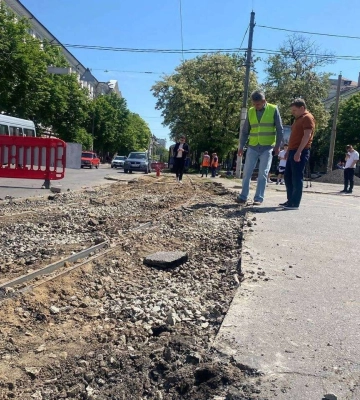В Днепре проинспектировали начало ремонта еще одного трамвайного переезда и отремонтированное освещение в укрытии