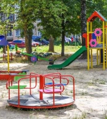 У місті почали ремонтувати дитячі майданчики